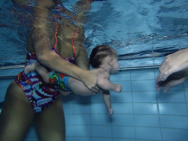 Tänään vauvauinnissa oli valokuvausta! 💙🌊💙

#vauva2022 
#vauvauinti 
#uimakoulupikkujoutsen 
#uimakoulu